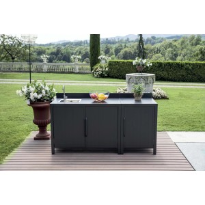 t.b.t. Cucina da esterno in giardino con lavello e armadietti.