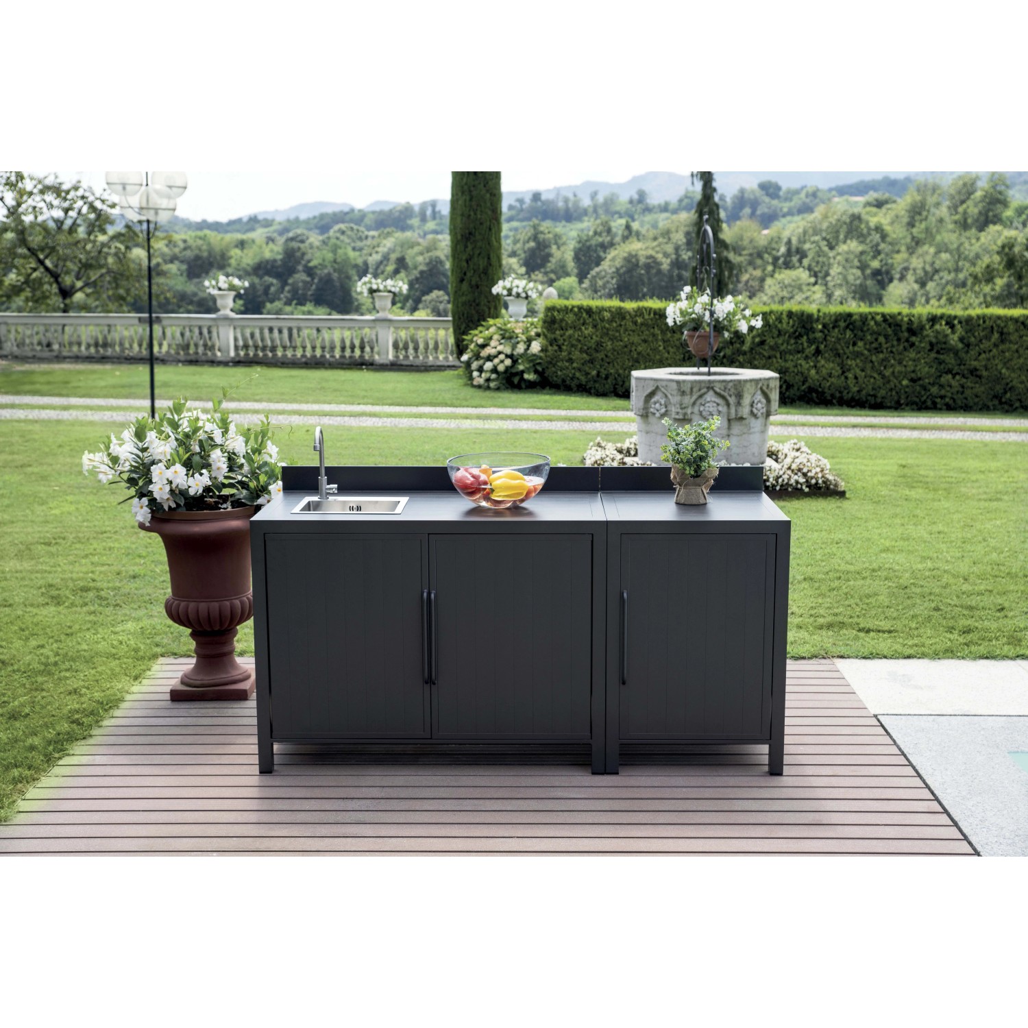 t.b.t. Cucina da esterno in giardino con lavello e armadietti.