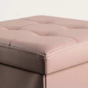 Dettaglio di un pouf t.b.t. rosa con superficie trapuntata.