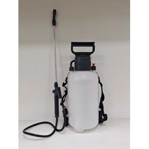 Spruzzatore a pressione per piante e giardino, contenitore bianco con cinghie e lancia a spruzzo.