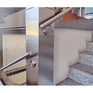 Dettaglio di una scala con ringhiera in acciaio inox e accessori per scale e ringhiere.