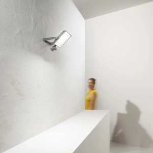 Faro LED da cantiere t.b.t. montato a parete, colore argento.