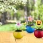 Fiori solari decorativi t.b.t. in giallo, blu e rosso con emoji e api.