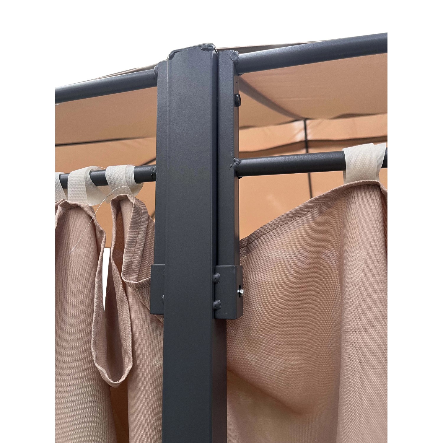 Dettaglio di un gazebo t.b.t. con tende e struttura.