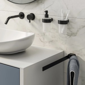 Portasciugamani t.b.t. nero girevole in bagno moderno.