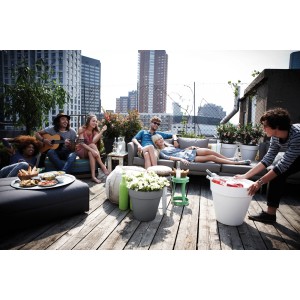 Vaso per fiori Elho Loft Urban antracite con ruote (Ø 40 cm) su una terrazza panoramica con persone rilassate.