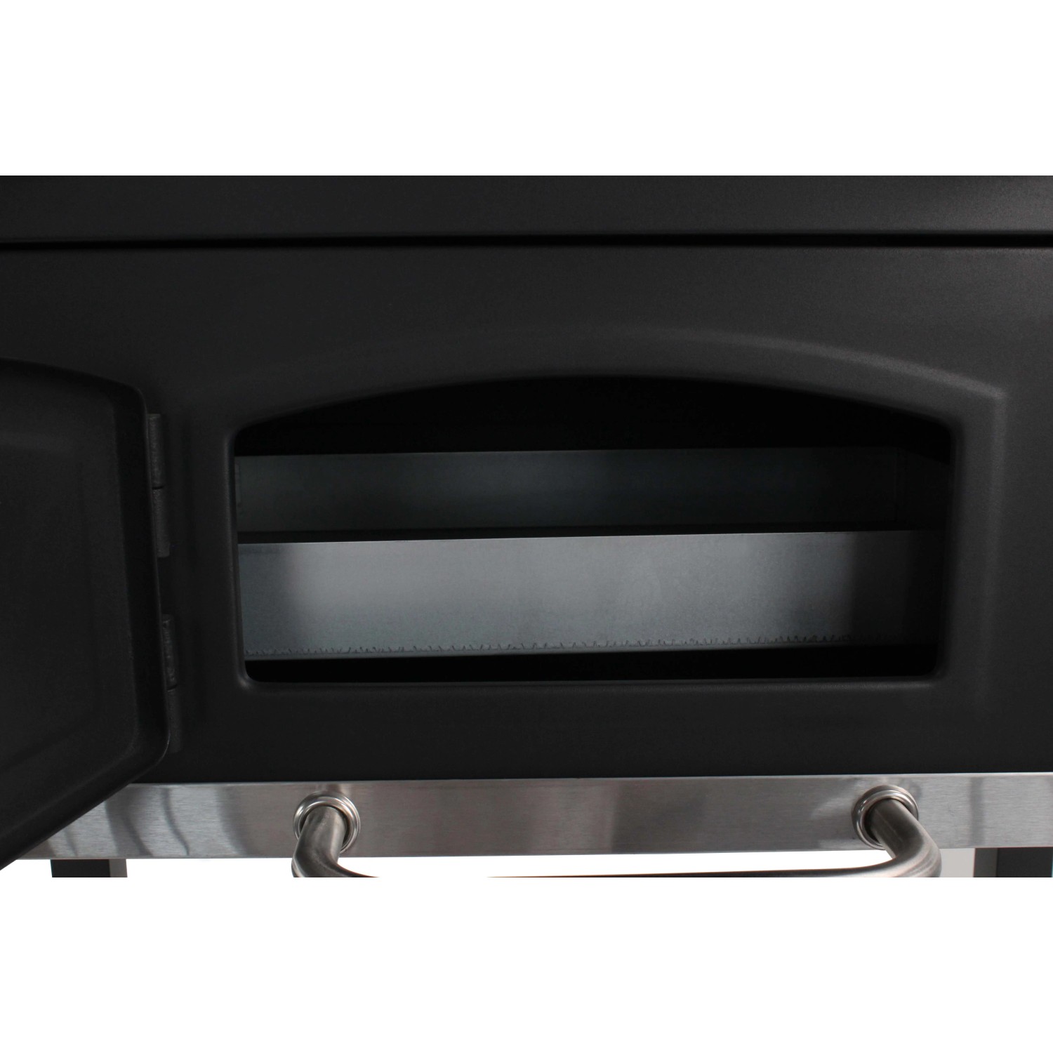 Dettaglio: Grill a carbone Jamestown Jaxon XL con sportello aperto al contenitore del carbone.