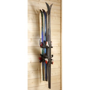 Portasci da parete per 2 paia di sci, montato su una parete di legno.