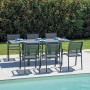 Tavolo da giardino grigio t.b.t. con sei sedie a bordo piscina.