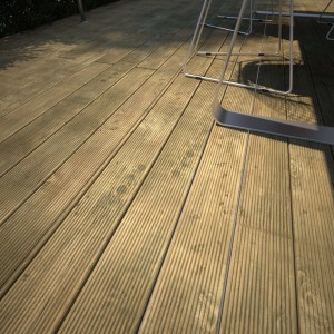 Listoni per pavimentazioni esterne in legno, scanalati.