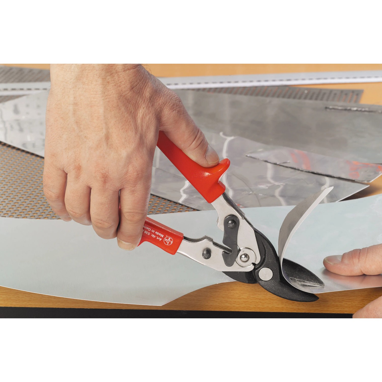 Cesoie per lamiera LUX Comfort 250 mm tagliano la lamiera. Pinze a taglio destro con manici rossi.