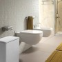 Cesto portabiancheria bianco (t.b.t.) in un ambiente bagno moderno.