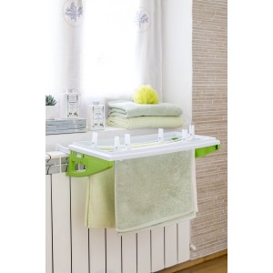 Stendibiancheria t.b.t. bianco/verde su termosifone con asciugamani. Pratico Stendibiancheria per piccoli spazi.