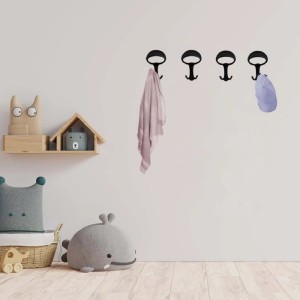 Appendiabiti neri t.b.t. a parete con panno e cappello. Organizer per vestiti.