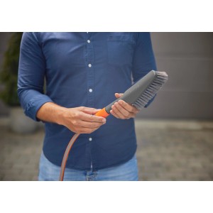 Gardena Cleansystem Spazzola a mano Soft S con raccordo per tubo in antracite per la pulizia del giardino.