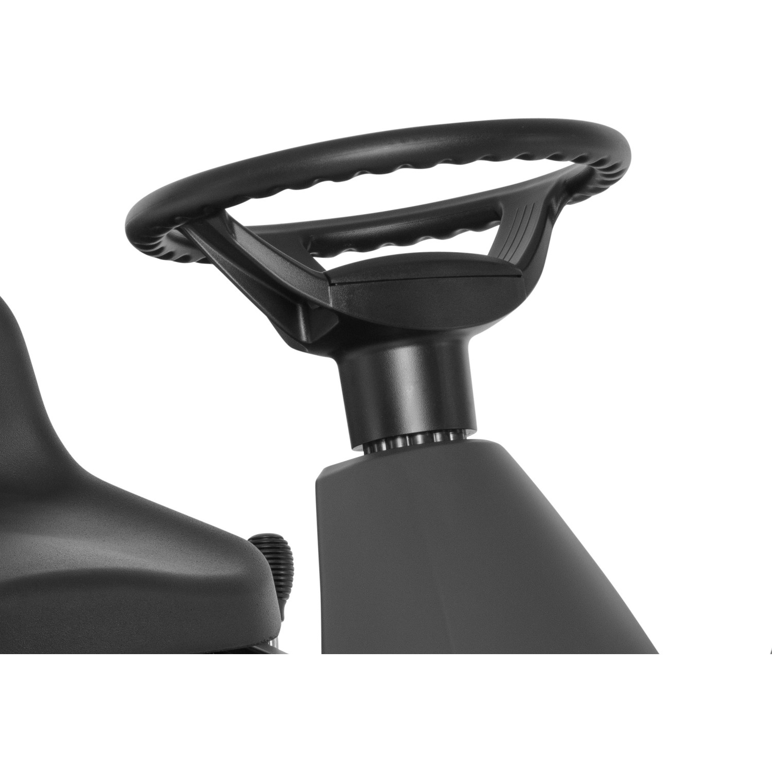 Dettaglio: Volante e sedile del trattorino Alpina AT2 66 QA.