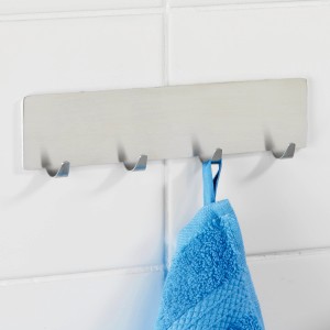 Wenko Esperia portasciugamani autoadesivo, acciaio inox opaco, con asciugamano blu su uno dei 4 ganci.