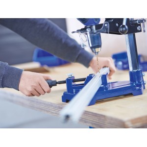 Morsa da banco LUX con apertura di 60 mm in uso con trapano.