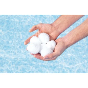 Mani che tengono palline filtranti bianche per filtri piscina. Accessori per acqua pulita.