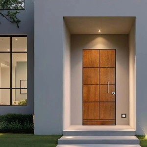 Moderna porta blindata t.b.t. in legno con maniglia in acciaio inox in facciata chiara.