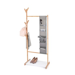 t.b.t. Appendiabiti da terra in bambù con tasche e ripiano per scarpe.