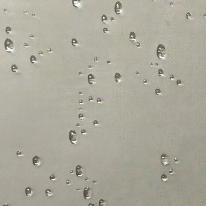 Primo piano di un box doccia t.b.t. con gocce d'acqua sulla superficie del vetro.