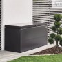 Biohort LoungeBox 200 grigio scuro metallizzato su patio. Box universale impermeabile in alluminio per cuscini, attrezzi.