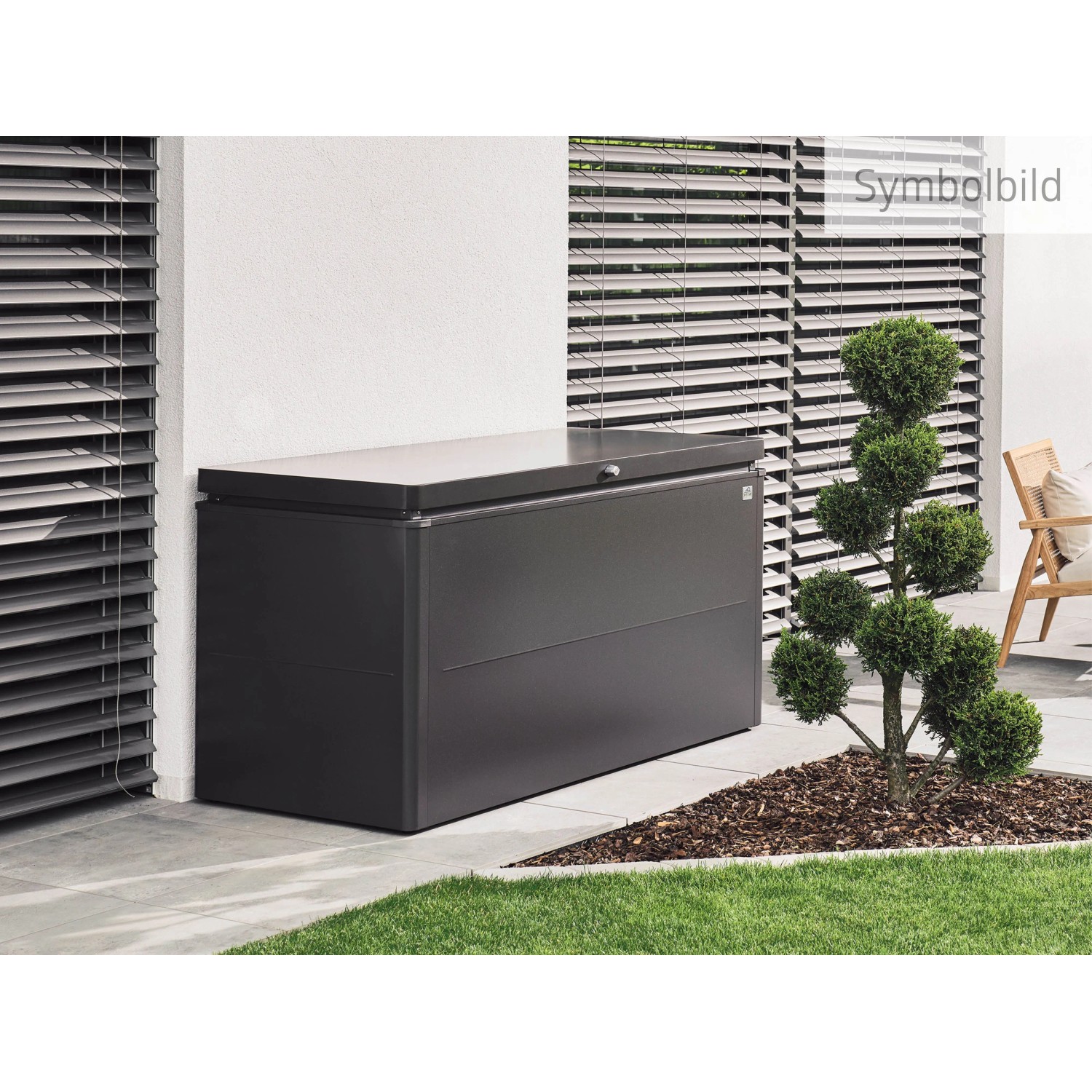 Biohort LoungeBox 200 grigio scuro metallizzato su patio. Box universale impermeabile in alluminio per cuscini, attrezzi.