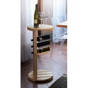 t.b.t. Ripiani in legno con bottiglie, bicchieri e cavatappi.