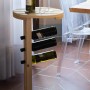 t.b.t. Ripiani in legno con bottiglie, bicchieri e cavatappi.