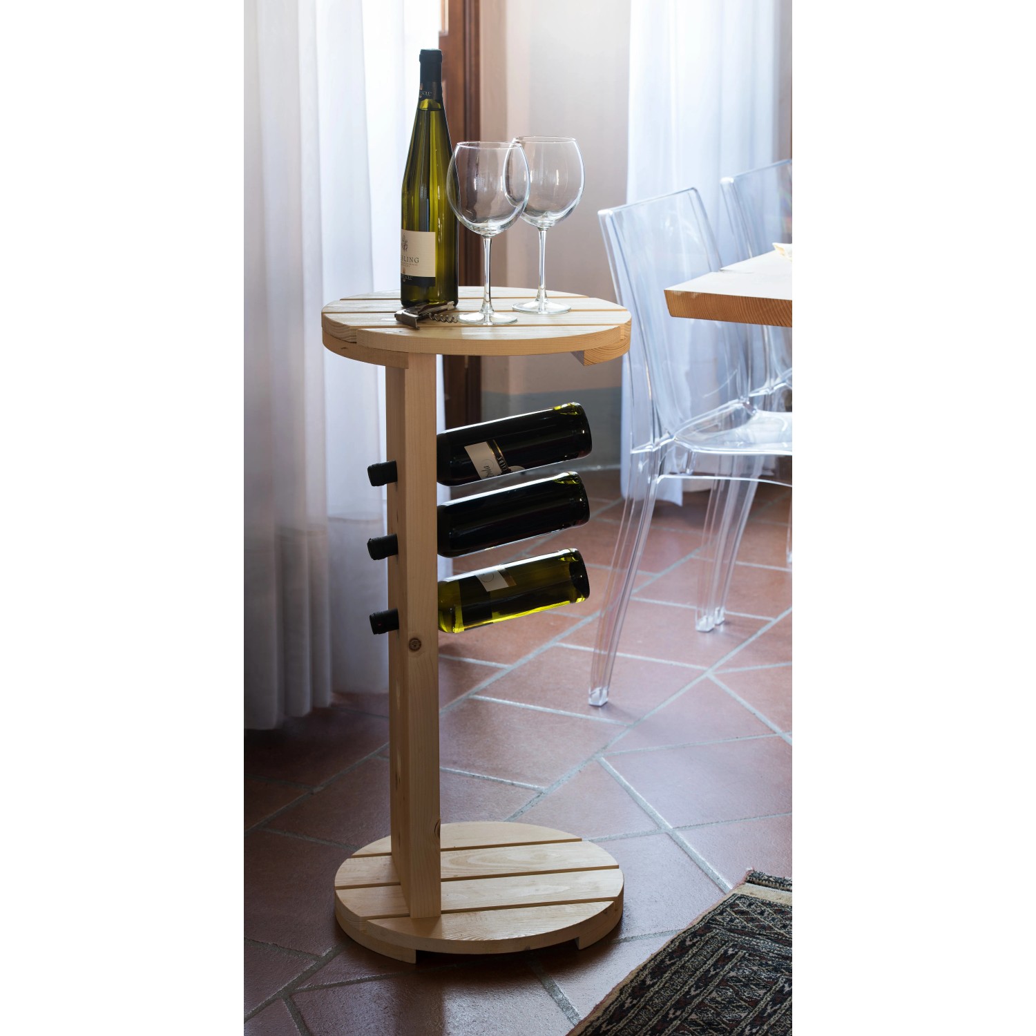 t.b.t. Ripiani in legno con bottiglie, bicchieri e cavatappi.