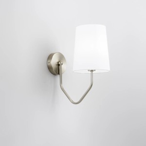 Elegante applique da parete con paralume bianco e braccio in metallo spazzolato.