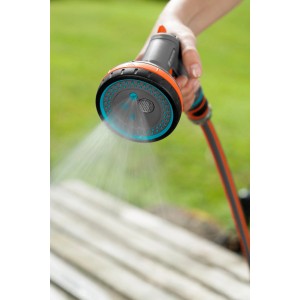 Gardena Comfort Multibrause in azione: mano che tiene l'irrigatore con getto d'acqua.