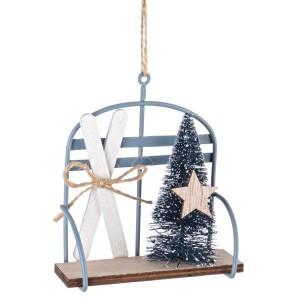 Palla di Natale decorativa a forma di seggiovia con sci e abete come decorazione per l'albero di Natale.