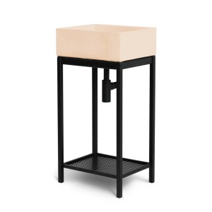 Fontana da giardino t.b.t. con vasca beige su struttura in metallo nero.