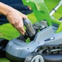 Tagliaerba a batteria LUX: inserimento della batteria da 40V nel tosaerba.