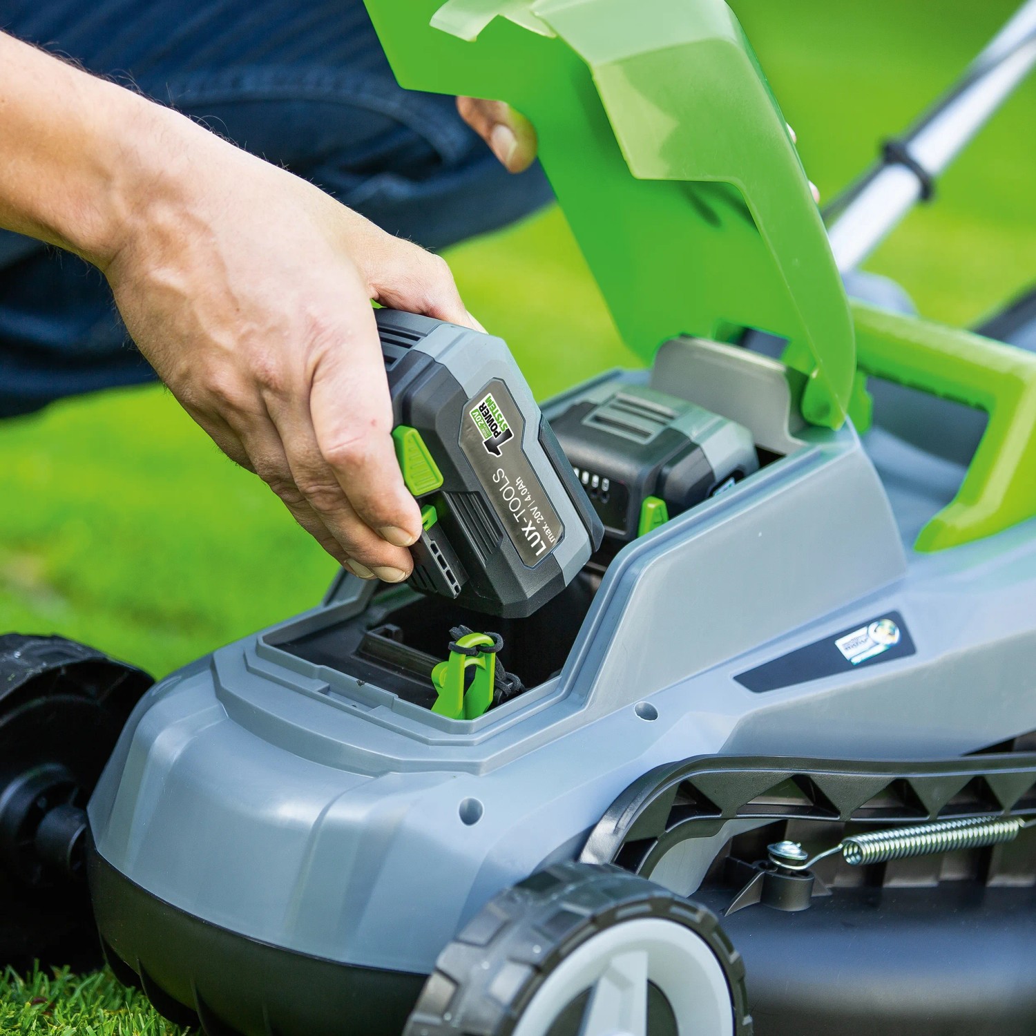 Tagliaerba a batteria LUX: inserimento della batteria da 40V nel tosaerba.
