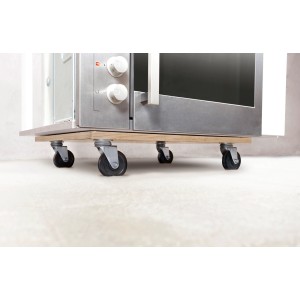 Tavola di trasporto OBI TER-400-L con ruote sotto un elettrodomestico. Tavola rettangolare rivestita per carichi fino a 400 kg.