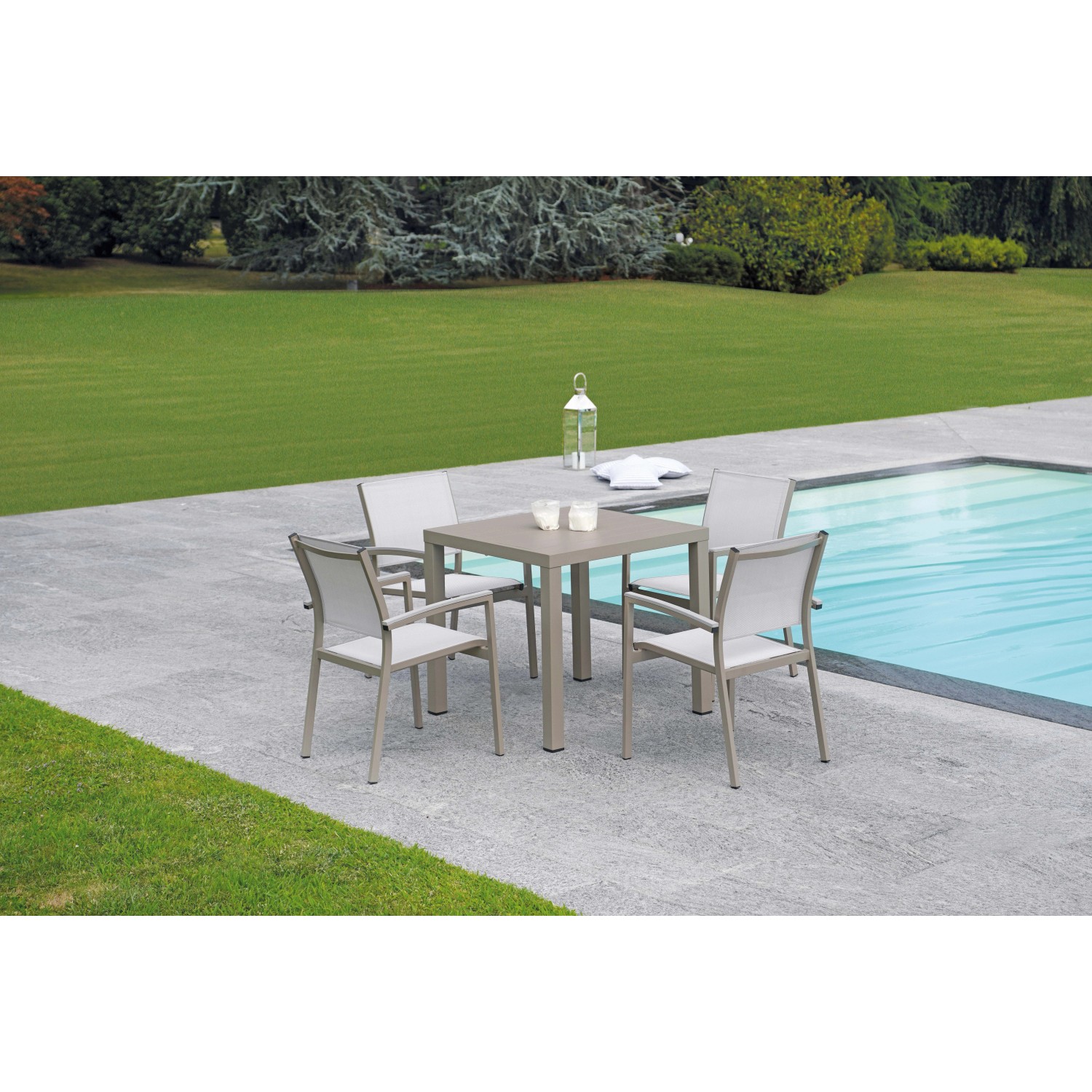 Tavolo da giardino quadrato con quattro sedie, design moderno per patio e giardino.