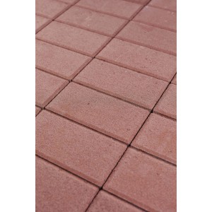 Pavimentazione esterna rettangolare in terracotta.