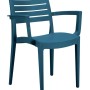 Sedia da giardino blu con braccioli.