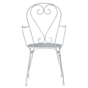 Sedia da giardino bianca con braccioli e schienale a forma di cuore.