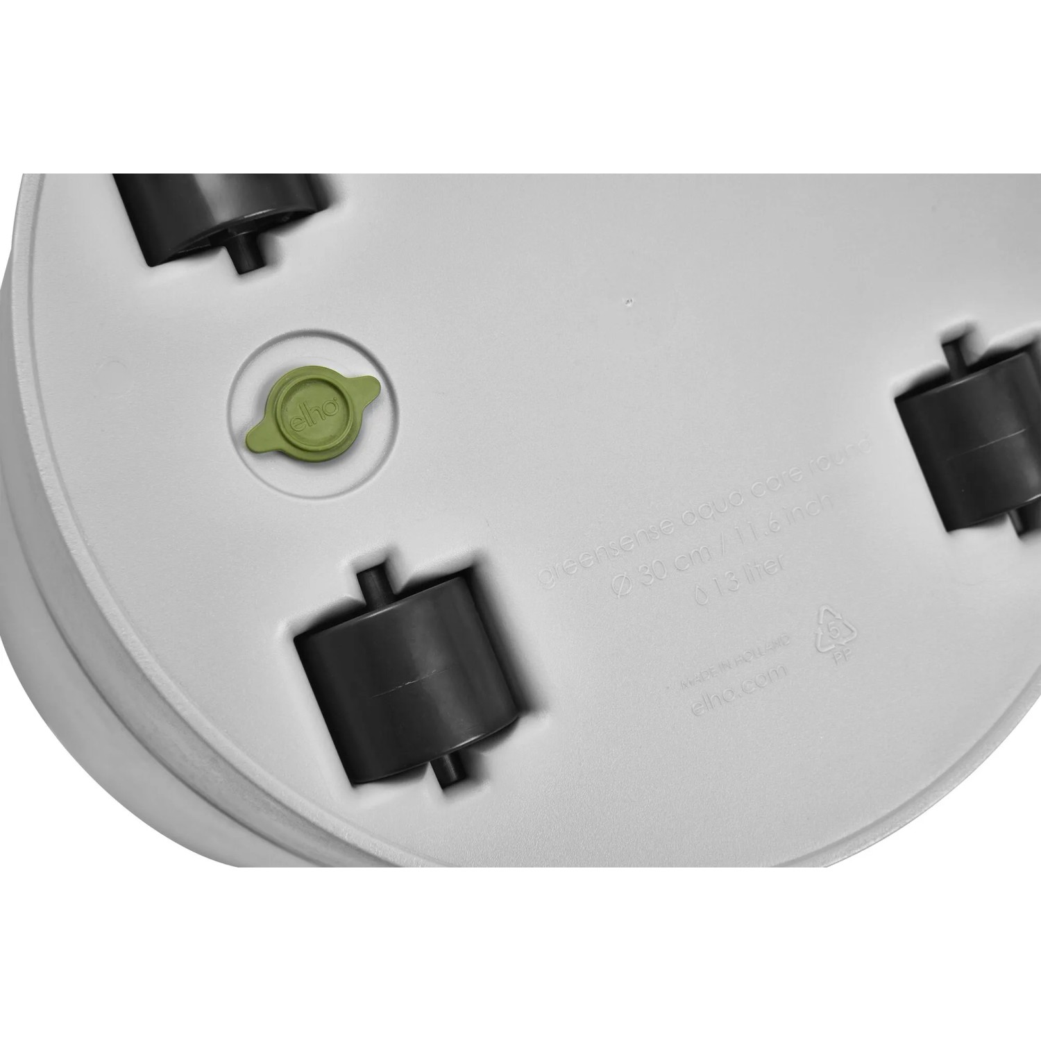 Parte inferiore del vaso Elho Greensense 43 cm in cemento chiaro con ruote e scarico dell'acqua.