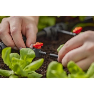 Irrigazione con connettore t.b.t. in giardino, primo piano.