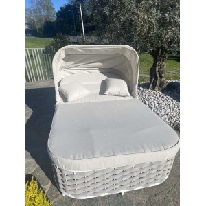 Lettino prendisole t.b.t. grigio con baldacchino e cuscini in giardino.
