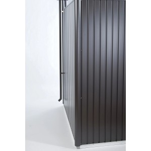 Set tubo pluviale Biohort, grigio scuro metallizzato, montato su una casetta da giardino.