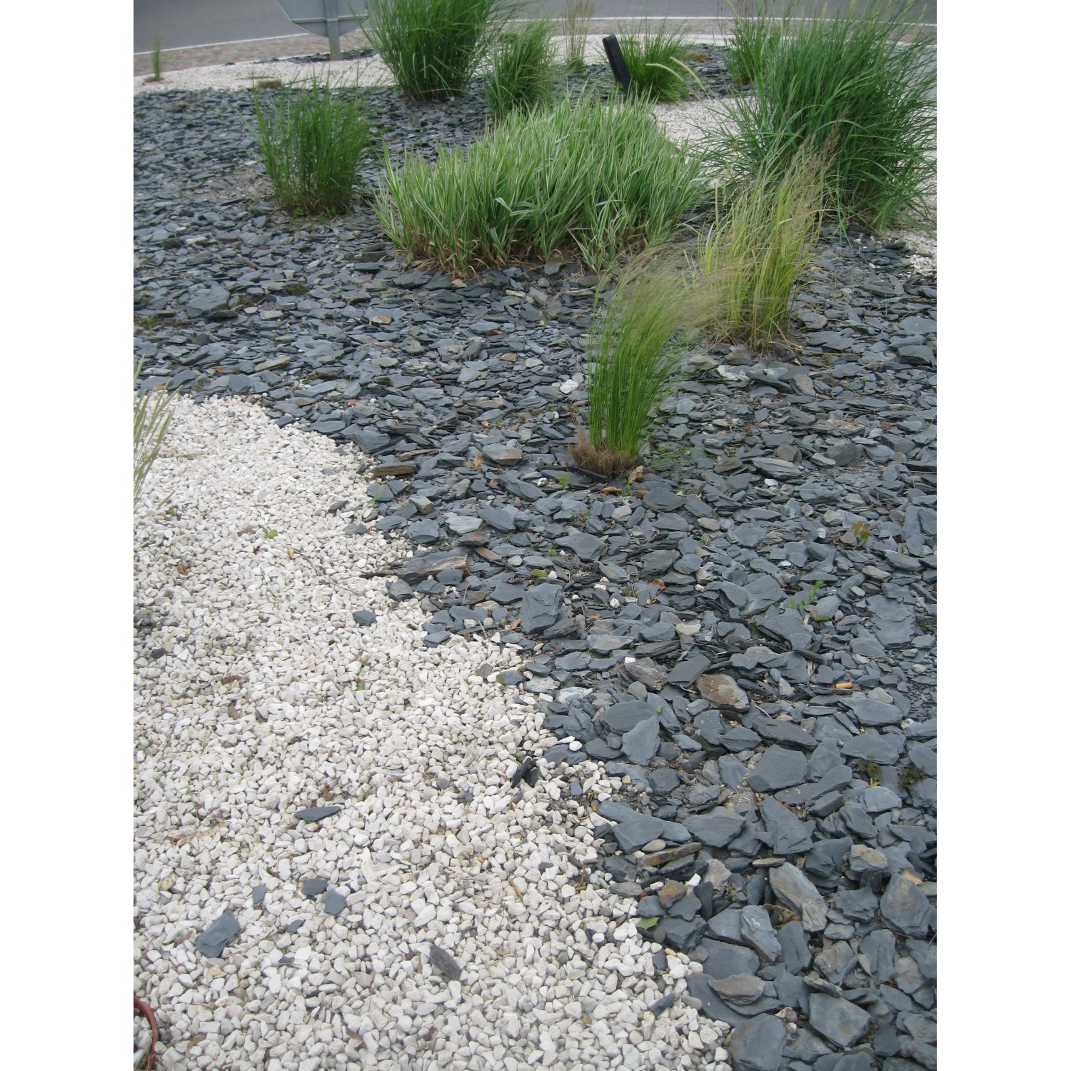 Ciottoli e graniglia decorativi: vialetto da giardino con ciottoli decorativi bianchi e grigi.
