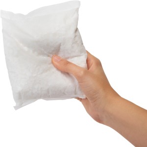 Mano che tiene la ricarica per deumidificatore Humydry, 3x450g, neutro.