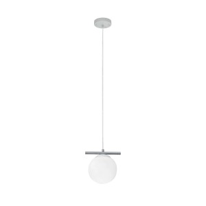 Lampada a sospensione moderna con paralume a sfera bianco e dettagli color argento.