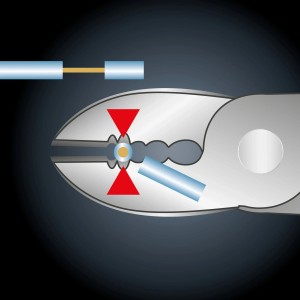 Tronchese laterale LUX VDE Professional 190 mm che taglia un cavo.